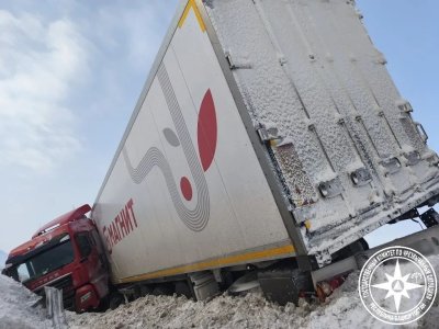 На трассе в Башкирии опрокинулась фура