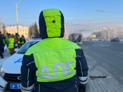 В Уфе иномарка сбила стоявших на тротуаре пешеходов