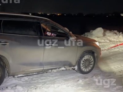 В Уфе пожилая женщина за рулем застряла в снегу посреди поля
