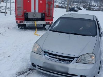 В Башкирии спасатели освободили автомобиль из снежного плена
